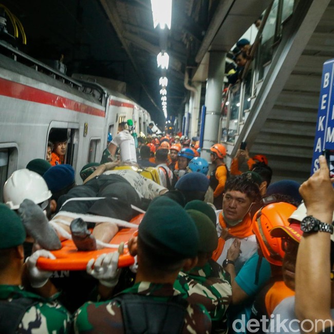 Momen Dramatis Evakuasi Korban Tabrakan Kereta di Bekasi Timur
