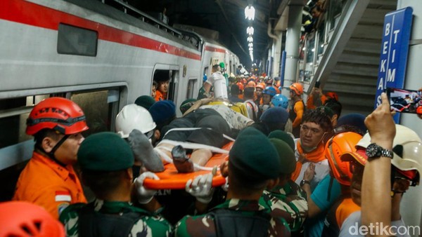Momen Dramatis Evakuasi Korban Tabrakan Kereta di Bekasi Timur