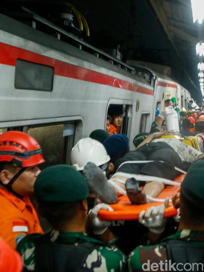 Momen Dramatis Evakuasi Korban Tabrakan Kereta di Bekasi Timur