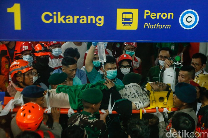 Petugas berhasil menyelamat korban selamat di dalam gerbong kereta di Stasiun Bekasi Timur, Selasa (28/4/2026).