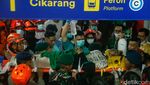 Momen Dramatis Evakuasi Korban Tabrakan Kereta di Bekasi Timur