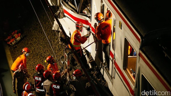 Petugas berhasil menyelamat korban selamat di dalam gerbong kereta di Stasiun Bekasi Timur, Selasa (28/4/2026).
