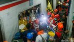 Momen Dramatis Evakuasi Korban Tabrakan Kereta di Bekasi Timur