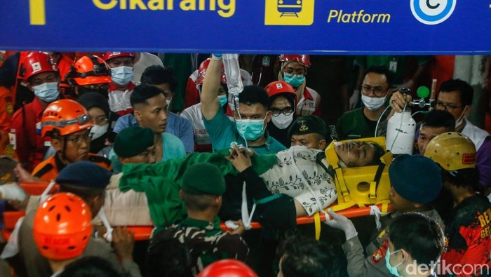 Petugas berhasil menyelamat korban selamat di dalam gerbong kereta di Stasiun Bekasi Timur, Selasa (28/4/2026).