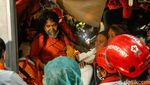 Momen Dramatis Evakuasi Korban Tabrakan Kereta di Bekasi Timur