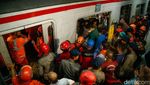 Momen Dramatis Evakuasi Korban Tabrakan Kereta di Bekasi Timur