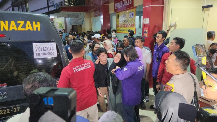 Keluarga korban kecelakaan kereta di Bekasi