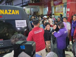 Tangis Keluarga Iringi Serah Terima Jenazah Korban Kecelakaan Kereta di Bekasi