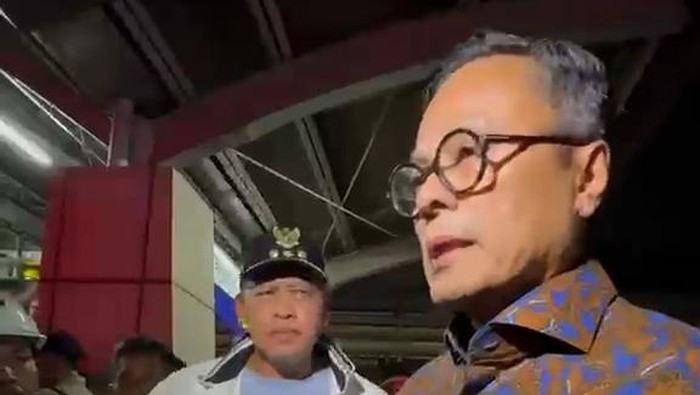 Kepala BP BUMN Dony Oskaria cek lokasi kecelakaan kereta di Stasiun Bekasi Timur