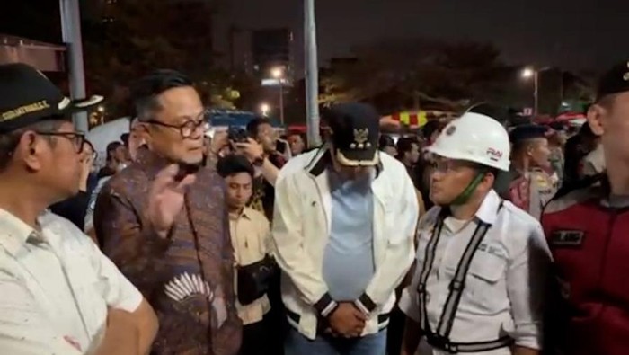 Kepala BP BUMN Dony Oskaria cek lokasi kecelakaan kereta di Stasiun Bekasi Timur