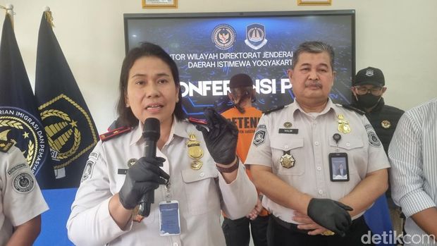 Kepala Kanwil Ditjen Imigrasi DIY, Junita Sitorus saat memberikan keterangan, Selasa (28/4/2026).