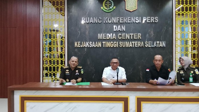 Kepala Kejati Sumsel Ketut Sumedana (baju putih)