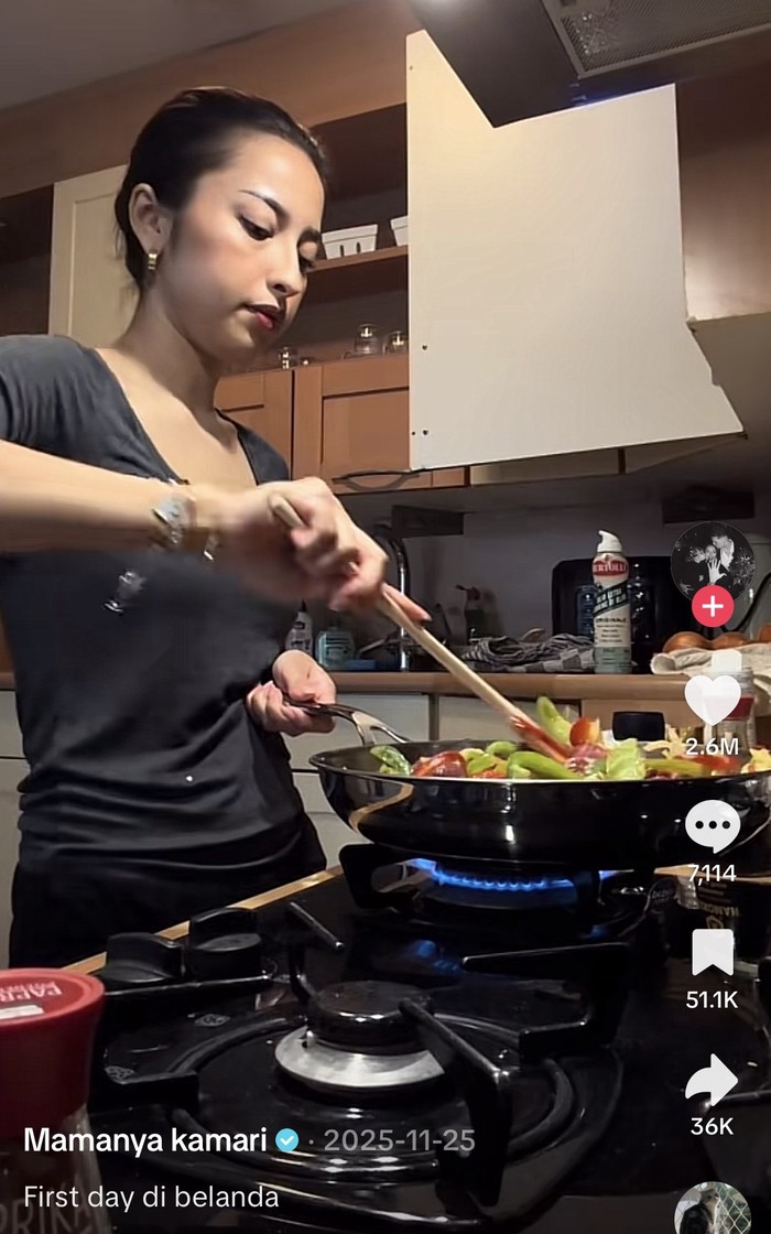 Keseruan Jennifer Coppen Masak Ayam Goreng Ketumbar hingga Steak di Belanda