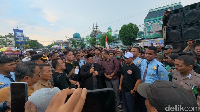 Ketua Bapemperda DPRD Jawa Timur mengumumkan siap mengkaji perda terkait sanksi aplikator dan mengembalikan tarif ojol sesuai SK Gubernur.