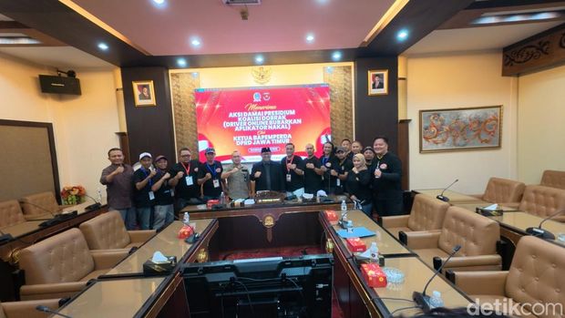 Ketua Bapemperda DPRD Jawa Timur mengumumkan siap mengkaji perda terkait sanksi aplikator dan mengembalikan tarif ojol sesuai SK Gubernur.