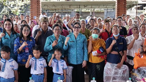 Ketua TP PKK Kabupaten Tabanan, Rai Wahyuni Sanjaya, hadir dalam aksi kemanusiaan Bergerak dan Berbagi di Kecamatan Tabanan dan Kecamatan Kediri, Senin (27/4/2026). (Foto: Dok. Prokopim Tabanan)