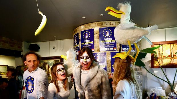 Kompetisi menirukan suara burung camar di Kota De Panne, Belgia