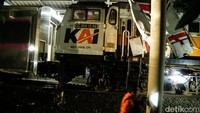 Terlihat rangkaian KRL yang tertabrak masih berada di sisi peron tersebut.