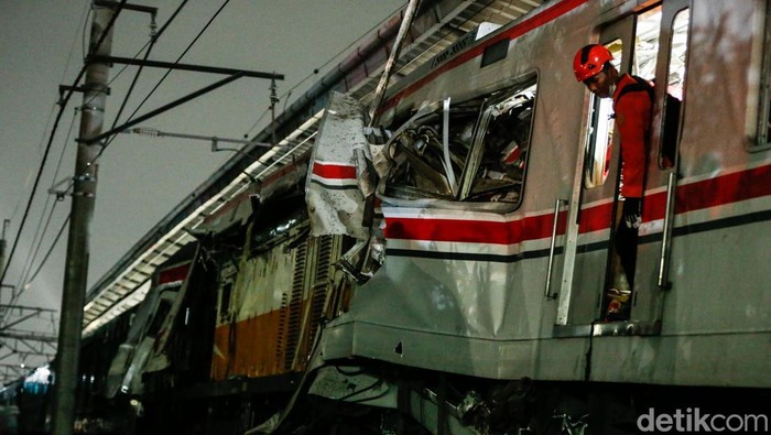 Petugas mengecek kondisi dua kereta yang tabrakan di Stasiun Bekasi Timur, Bekasi, Selasa (28/4/2026) dini hari.
