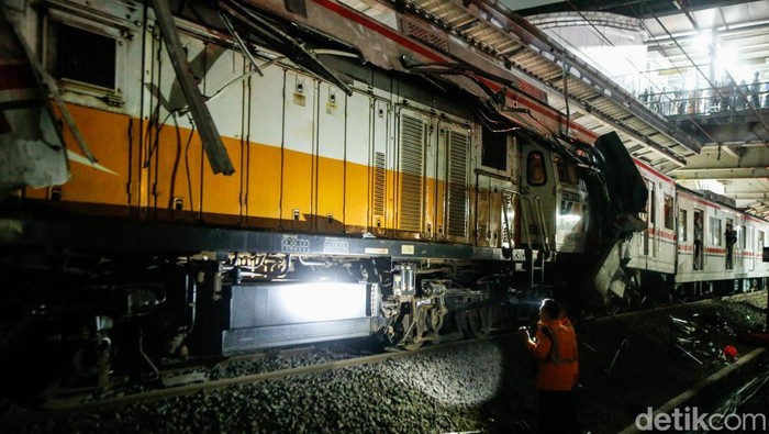 Petugas mengecek kondisi dua kereta yang tabrakan di Stasiun Bekasi Timur, Bekasi, Selasa (28/4/2026) dini hari.
