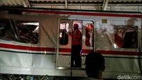 Sejumlah petugas masih di lokasi mengecek kondisi korban dan kereta.