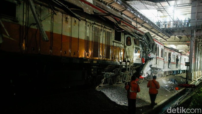 Petugas mengecek kondisi dua kereta yang tabrakan di Stasiun Bekasi Timur, Bekasi, Selasa (28/4/2026) dini hari.