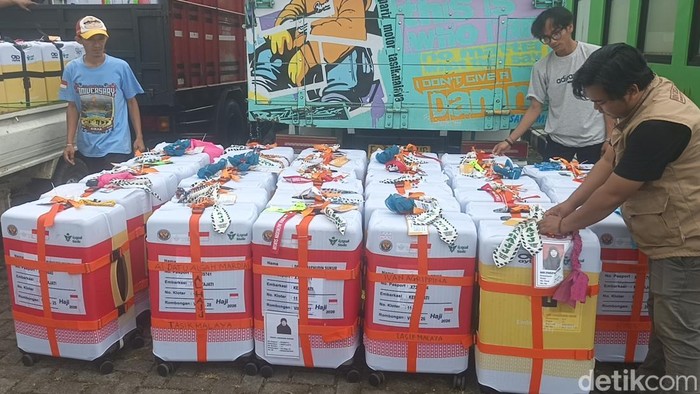 Koper para jemaah haji di Tasikmalaya.