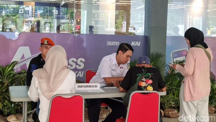 Layanan refund tiket KAJJ yang dibatalkan di Stasiun Pasar Turi Surabaya.