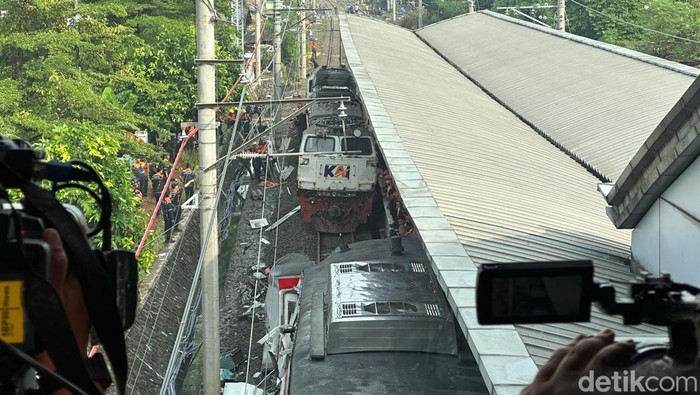 Lokomotif yang tersangkut di gerbong KRL di Stasiun Bekasi Timur bisa dipisahkan setelah evakuasi selama 8 jam. (Isal/detikcom)