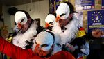 Lomba Unik Tiru Burung Camar, Aksi Peserta Bikin Heboh