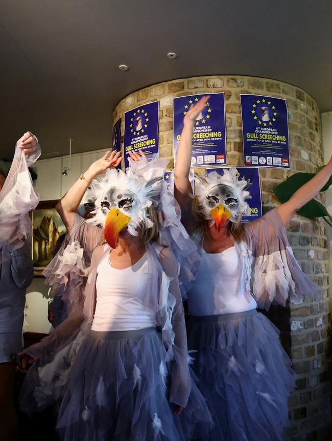 Lomba Unik Tiru Burung Camar, Aksi Peserta Bikin Heboh