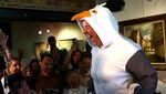 Lomba Unik Tiru Burung Camar, Aksi Peserta Bikin Heboh
