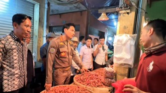 Momen Kulineran Lucky Hakim yang Dijuluki 'Bupati Terbaik se-Indonesia'