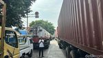 Macet Parah di Jalan Raya Bekasi, Kendaraan Mengular Panjang