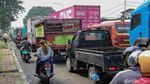 Macet Parah di Jalan Raya Bekasi, Kendaraan Mengular Panjang