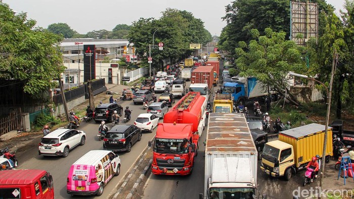 Sejumlah kendaraan tidak bergerak di Jalan Raya Bekasi, Ujung Menteng, Cakung, Jakarta Timur pada Selasa (28/4/2026). Kepadatan tinggi membuat kendaraan menumpuk dan perjalanan warga menjadi terhambat.