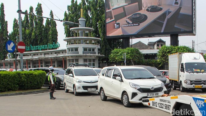 Sejumlah kendaraan tidak bergerak di Jalan Raya Bekasi, Ujung Menteng, Cakung, Jakarta Timur pada Selasa (28/4/2026). Kepadatan tinggi membuat kendaraan menumpuk dan perjalanan warga menjadi terhambat.