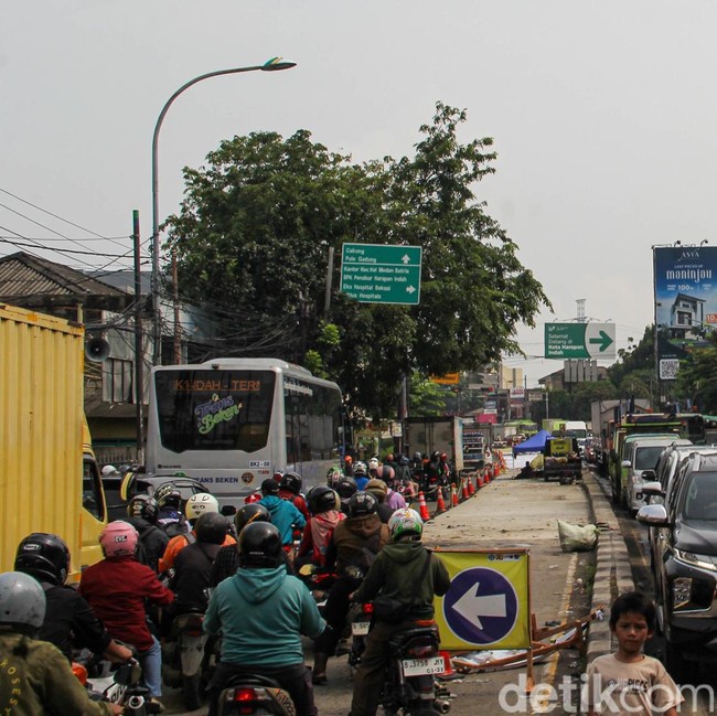 Macet Parah di Jalan Raya Bekasi, Kendaraan Mengular Panjang