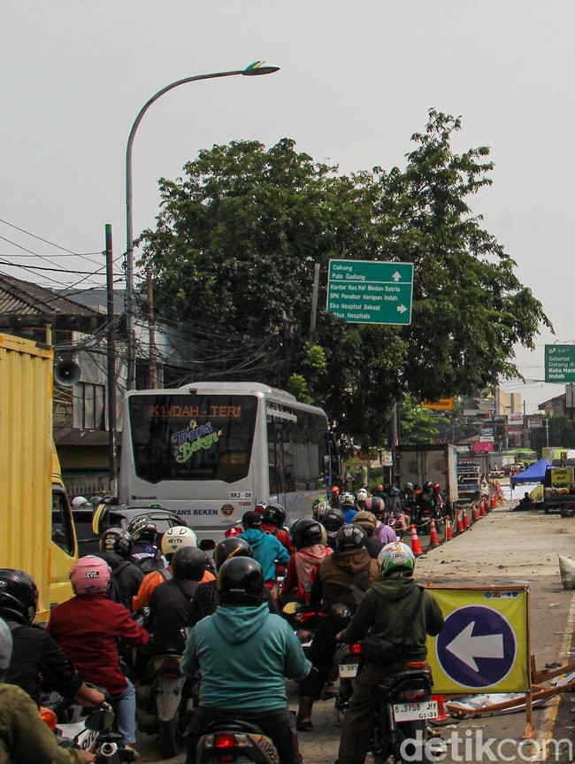 Macet Parah di Jalan Raya Bekasi, Kendaraan Mengular Panjang