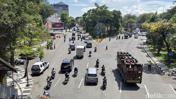 Massa demo ojol melintasi Jalan Raya Darmo menujuk ke DPRD Jatim di Jalan Indrapura.