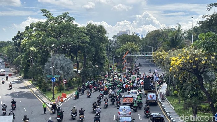Massa demo ojol melintasi Jalan Raya Darmo menujuk ke DPRD Jatim di Jalan Indrapura.