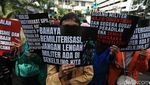 Massa Desak MK Izinkan Peradilan Sipil untuk Kasus Andrie Yunus