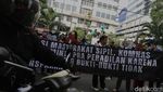 Massa Desak MK Izinkan Peradilan Sipil untuk Kasus Andrie Yunus