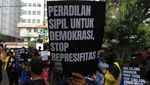 Massa Desak MK Izinkan Peradilan Sipil untuk Kasus Andrie Yunus
