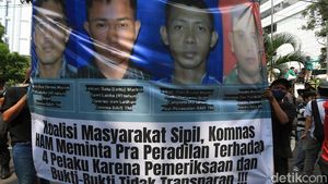 Massa Desak MK Izinkan Peradilan Sipil untuk Kasus Andrie Yunus