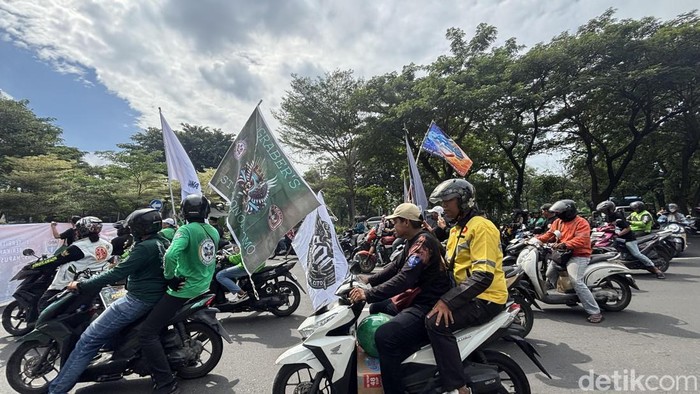 Massa ojol padati jalur Frontage Ahmad Yani Surabaya