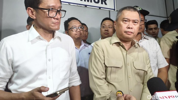 Menhub Dudy Purwagandhi di Stasiun Bekasi Timur (Fadil/detikcom)