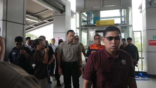 Menteri Koordinator Bidang Infrastruktur dan Pembangunan Kewilayahan, Agus Harimurti Yudhoyono (AHY) meninjau proses evakuasi korban kecelakaan kereta di Stasiun Bekasi Timur, Selasa (28/04/2026). (CNBC Indonesia/Muhammad Sabki)