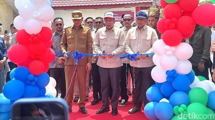 Menteri Koperasi bersama Wakil Menteri Kelautan dan Perikanan saat meresmikan SPBU Nelayan di Kabupaten Aceh Selatan. (Foto: Finta Rahyuni/detikSumut)