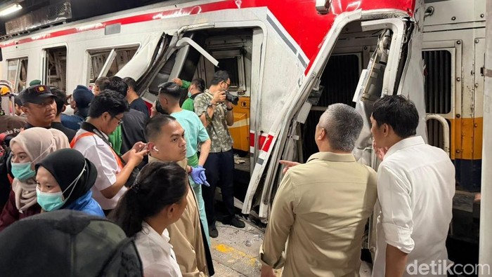Menteri Perhubungan Dudy Purwagandhi di Stasiun Bekasi Timur, mengecek kecelakaan Kereta Argo Bromo Anggrak dan KRL Commuter Line
